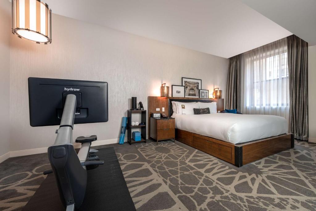 LondonHouse Chicago, Curio Collection by Hilton - Wellness King Room