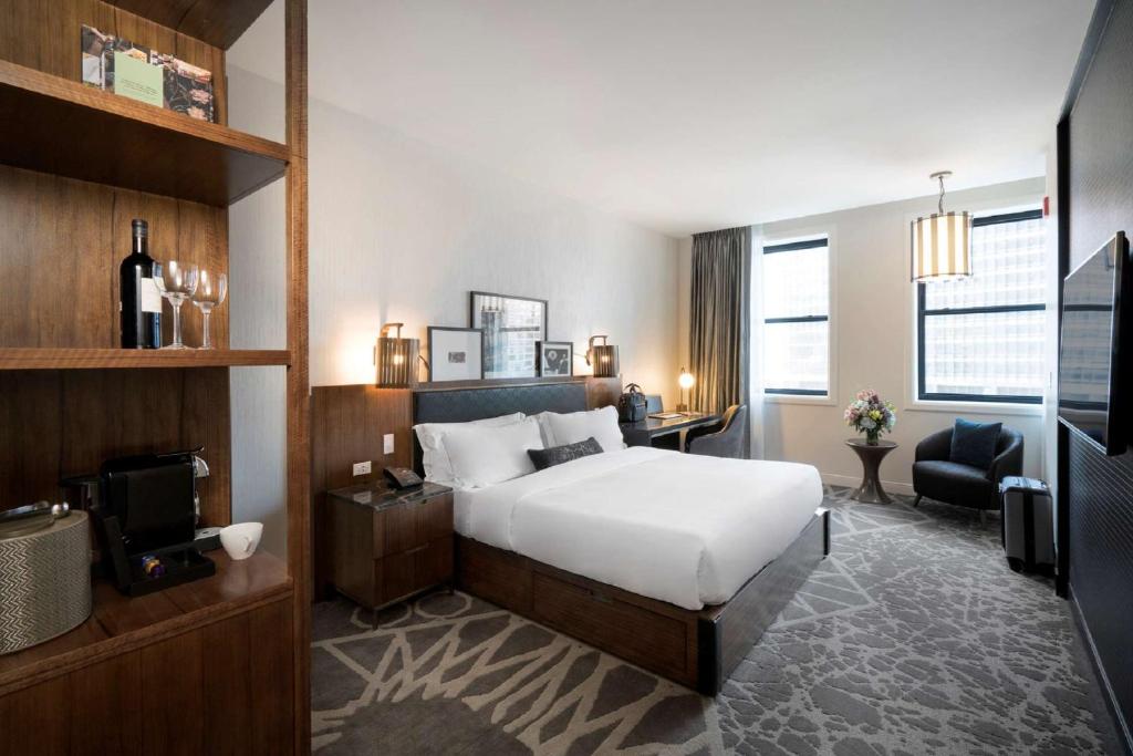 LondonHouse Chicago, Curio Collection by Hilton - King Room
