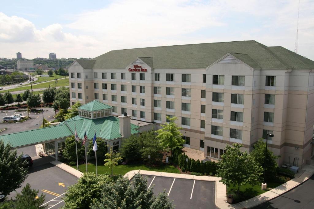 een luchtzicht op een hotel bij Hilton Garden Inn Secaucus/Meadowlands in Secaucus