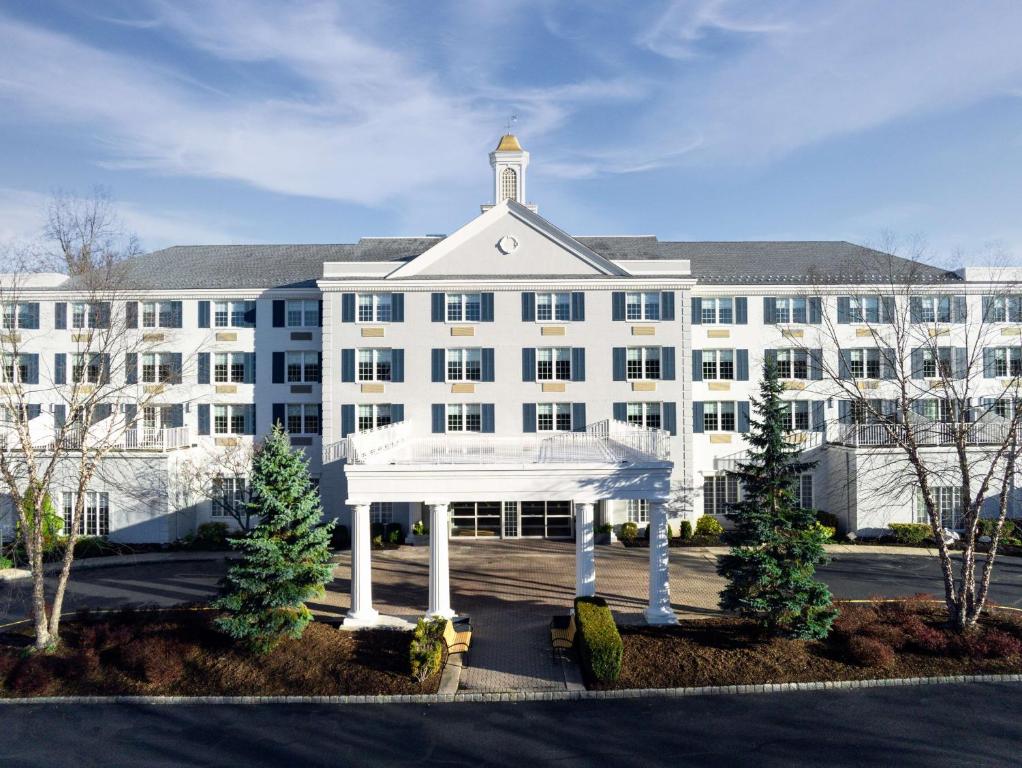 un gran edificio blanco con un arco blanco delante de él en Somerset Hills Hotel, Tapestry Collection by Hilton en Basking Ridge