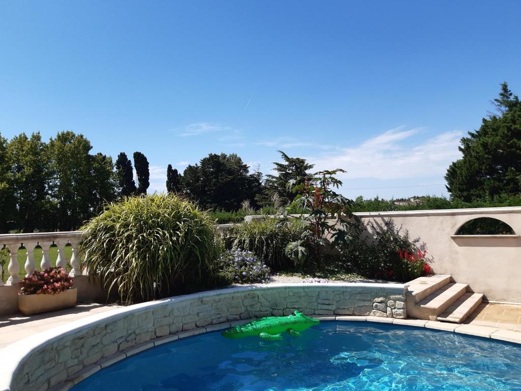 - une piscine avec un jouet dans la cour dans l'établissement Maison de la Mascotte, à Châteaurenard