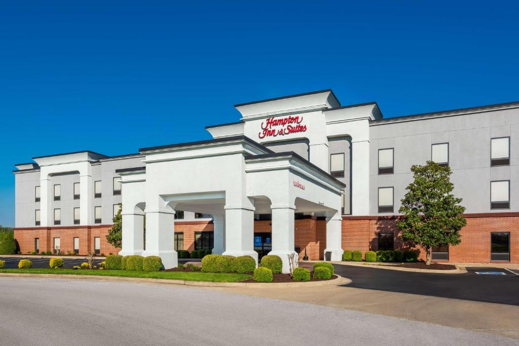 um edifício branco com uma placa na frente dele em Hampton Inn & Suites Hopkinsville em Hopkinsville