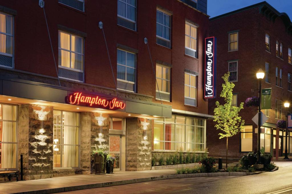 a rendering of the hampton inn at night at Hampton Inn, St. Albans Vt in Saint Albans