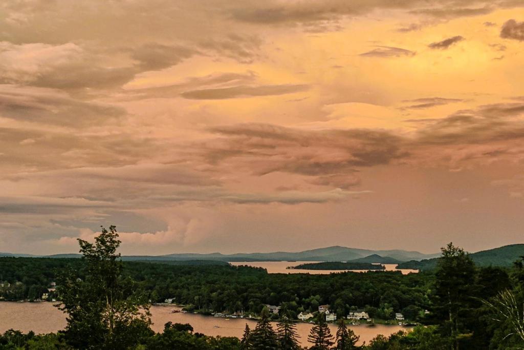 uma vista para um rio sob um céu nublado em Cedar Lodge Condo, Unit 205 em Laconia