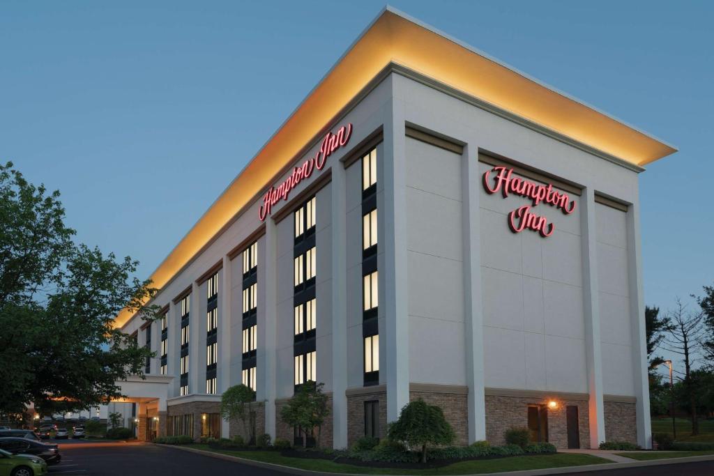 Un edificio de hotel con tigres térmicos firmado en él en Hampton Inn Reading/Wyomissing, en Wyomissing