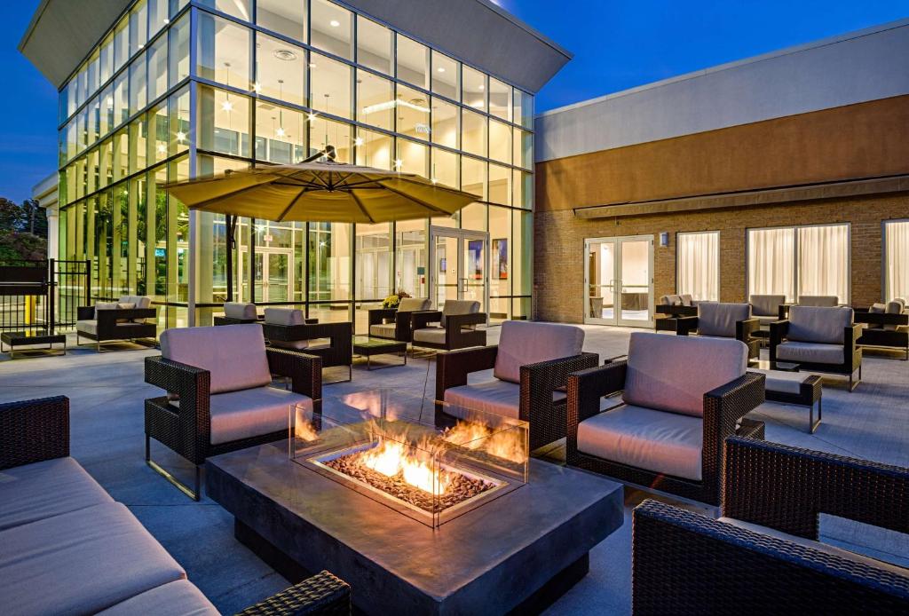 une terrasse avec un foyer extérieur en face d'un bâtiment dans l'établissement DoubleTree by Hilton Hotel Bristol, à Bristol