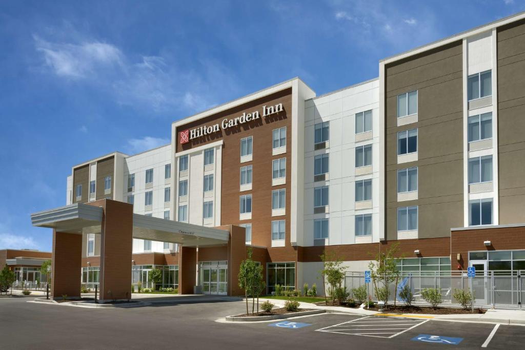 Hilton Garden Inn Lehi في ليهي: تقديم نزل محطة الفندق مع وجود موقف للسيارات