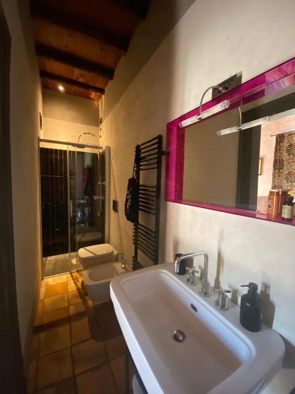 ヴェローナにあるB&B Molino2Rossoのバスルーム(洗面台、トイレ、鏡付)