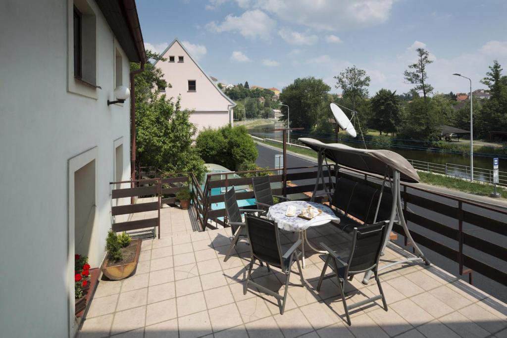 Un patio con sillas y una mesa en el balcón. en Apartmány u Koček, en Tábor