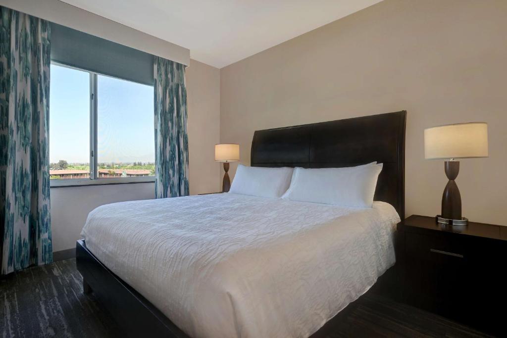 Hilton Garden Inn San Bernardino - Suite Junior Lit King-Size Avec Coin Salon