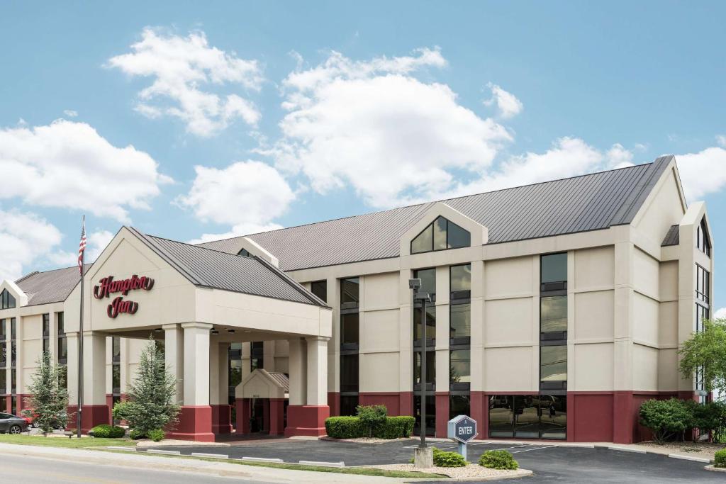 a rendering of the front of a cranberry inn at Hampton Inn Branson on the Strip in Branson