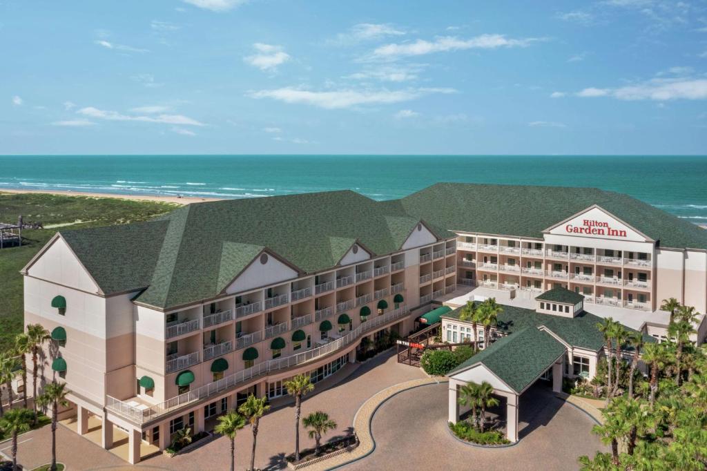 南帕诸岛Hilton Garden Inn South Padre Island Beachfront的享有度假胜地的空中景致,以海洋为背景