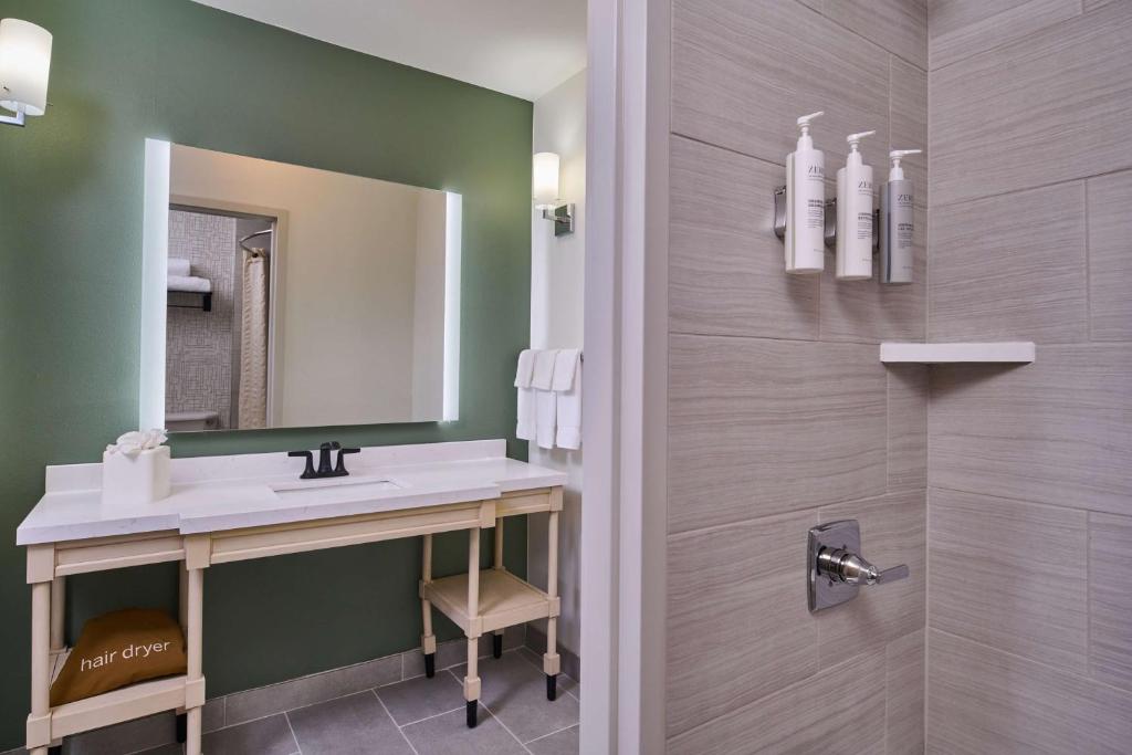 Koupelna v ubytování Homewood Suites by Hilton Anchorage