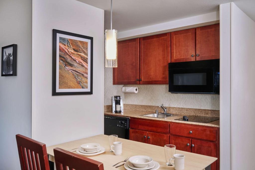 Kuchyň nebo kuchyňský kout v ubytování Homewood Suites by Hilton Anchorage