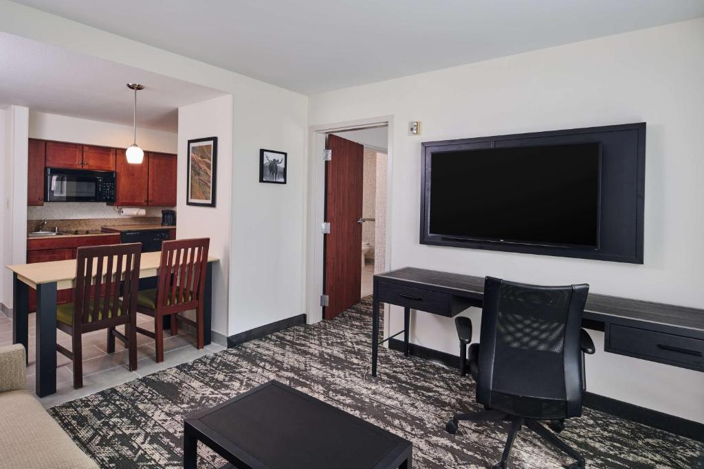 Kuchyň nebo kuchyňský kout v ubytování Homewood Suites by Hilton Anchorage