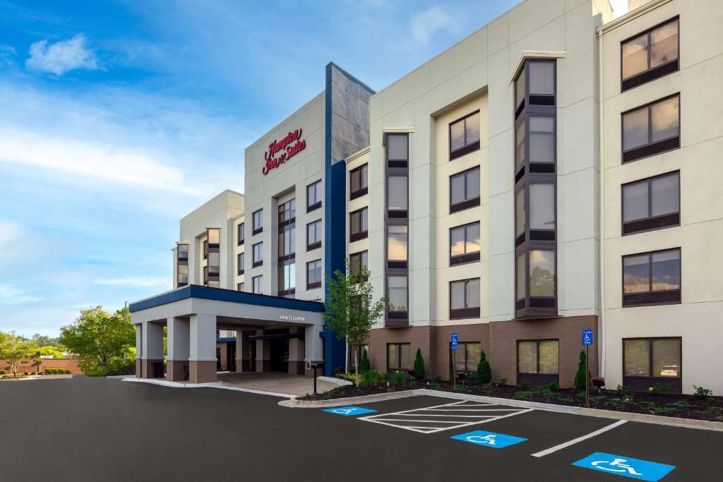 une représentation de l'avant d'un hôtel dans l'établissement Hampton Inn & Suites Alpharetta Roswell, à Alpharetta