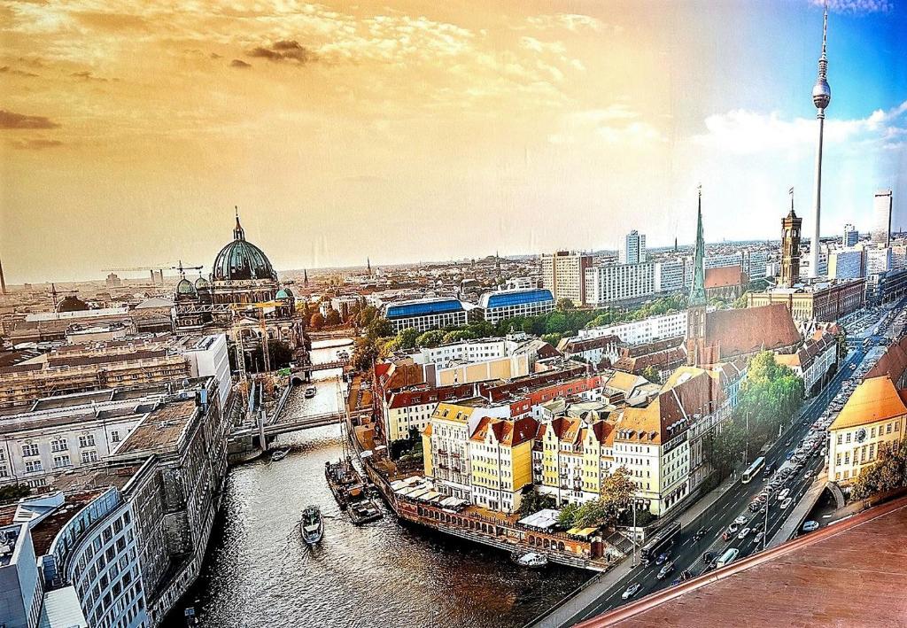 vistas a una ciudad con río y edificios en Deutsches Haus Livno, en Livno