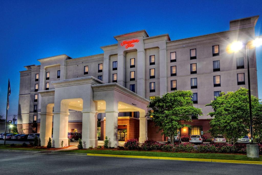 een weergave van een hotel 's nachts bij Hampton Inn Roanoke Rapids in Roanoke Rapids