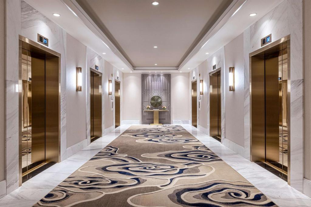 einen Flur mit Teppich mit Design drauf in der Unterkunft Crockfords Las Vegas, LXR Hotels &amp; Resorts at Resorts World in Las Vegas