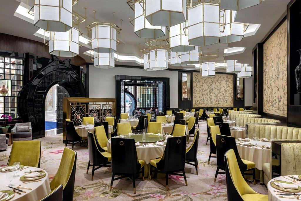 Ein Sitzbereich in der Unterkunft Crockfords Las Vegas, LXR Hotels &amp; Resorts at Resorts World