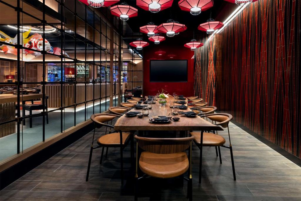 Ein Restaurant oder anderes Speiselokal in der Unterkunft Crockfords Las Vegas, LXR Hotels &amp; Resorts at Resorts World 