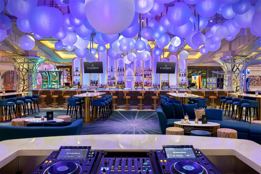 Ein Restaurant oder anderes Speiselokal in der Unterkunft Crockfords Las Vegas, LXR Hotels &amp; Resorts at Resorts World 