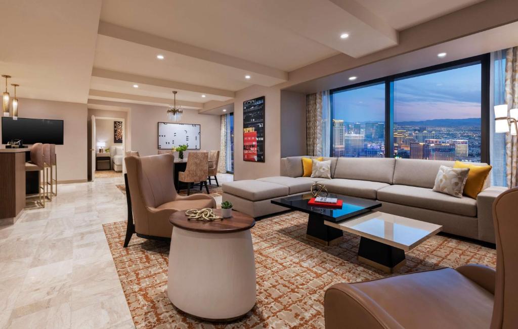 TV&#47;Unterhaltungsangebot in der Unterkunft Crockfords Las Vegas, LXR Hotels &amp; Resorts at Resorts World