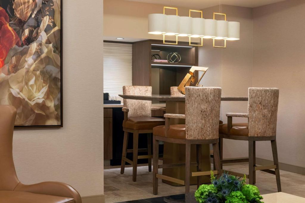 Ein Sitzbereich in der Unterkunft Crockfords Las Vegas, LXR Hotels &amp; Resorts at Resorts World