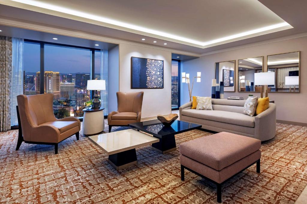 Ein Sitzbereich in der Unterkunft Crockfords Las Vegas, LXR Hotels &amp; Resorts at Resorts World