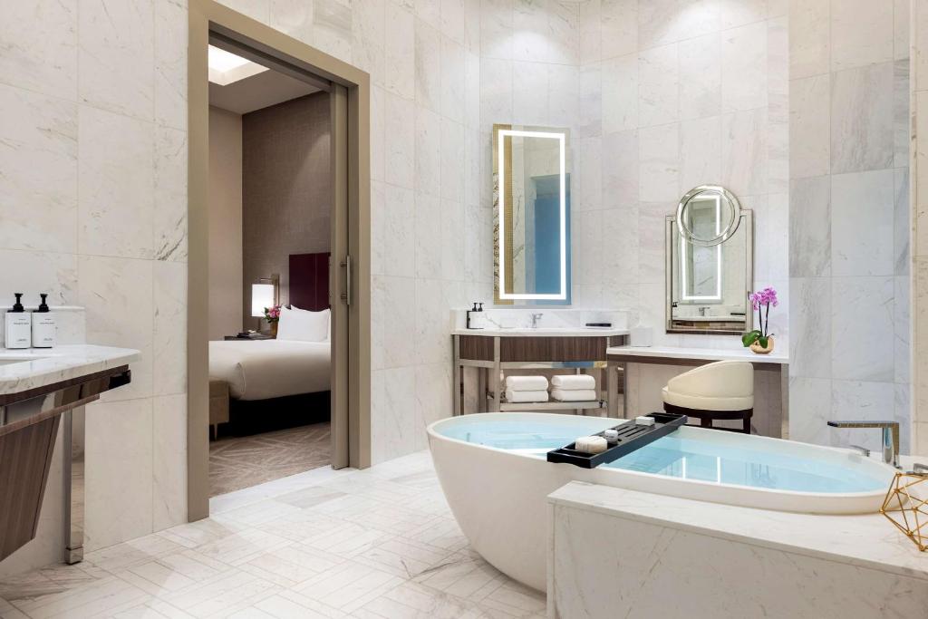 Crockfords Las Vegas, LXR Hotels & Resorts at Resorts World - Suite Roi De Deux Chambres Avec Vue Sur La Bande