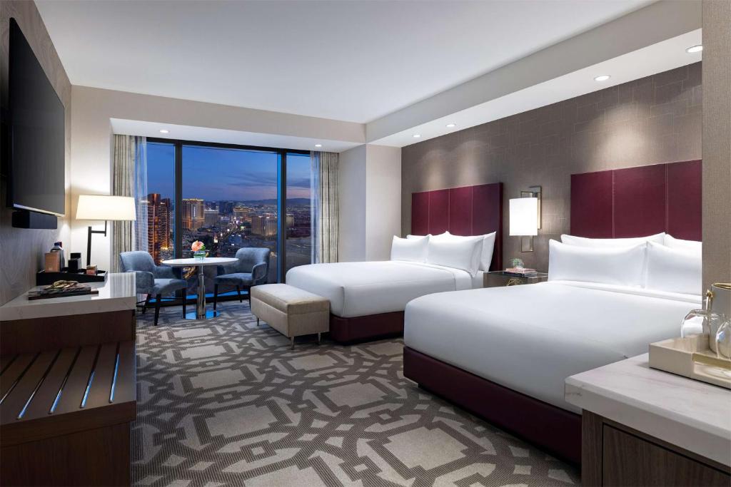 Crockfords Las Vegas, LXR Hotels & Resorts at Resorts World - 高级皇后区，有两个大床和城市景观