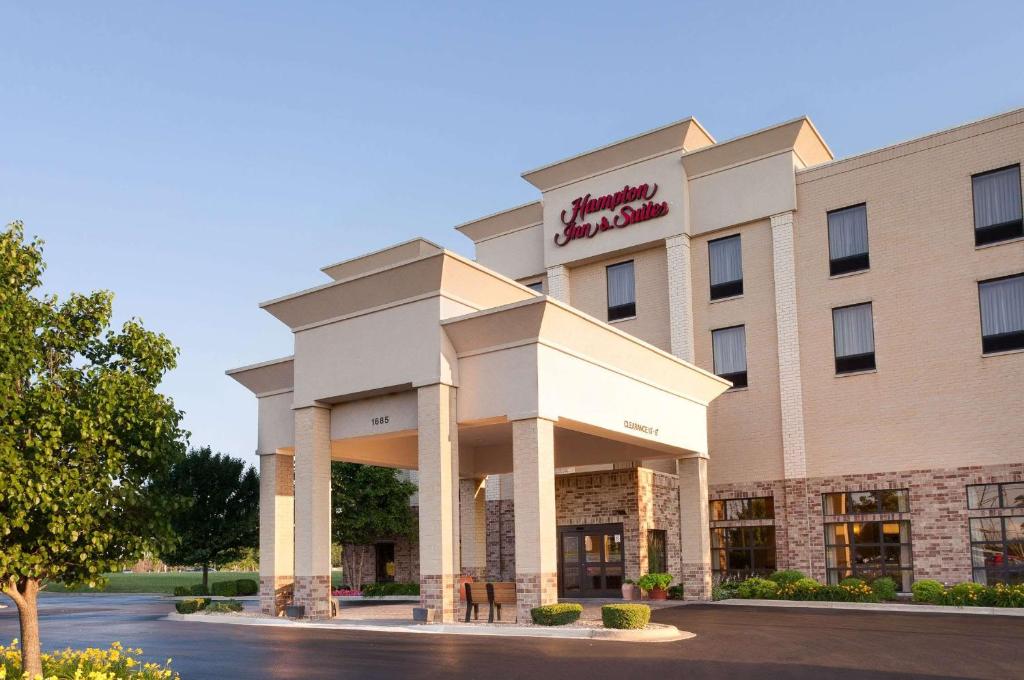 una representación de la parte delantera de un hotel en Hampton Inn & Suites Addison, en Addison