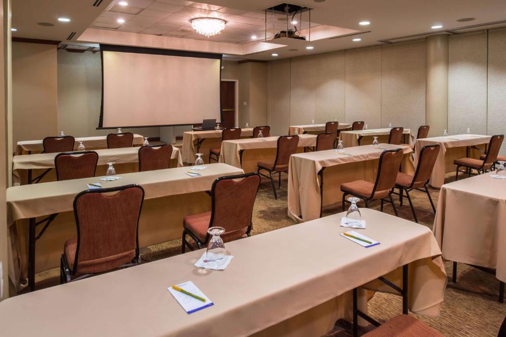 Hilton Garden Inn Detroit Southfield photo