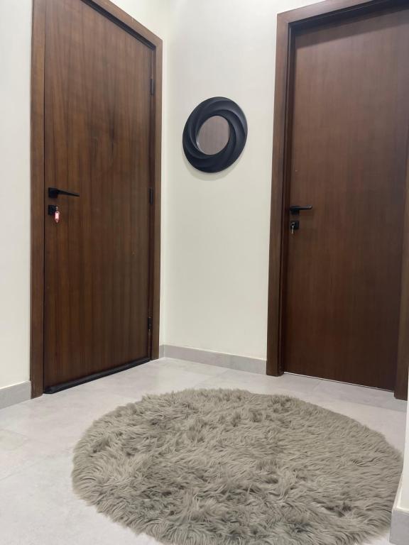 Habitación con 2 puertas y alfombra en el suelo en One Bedroom Al Hail DT, en Ḩayl Āl ‘Umayr