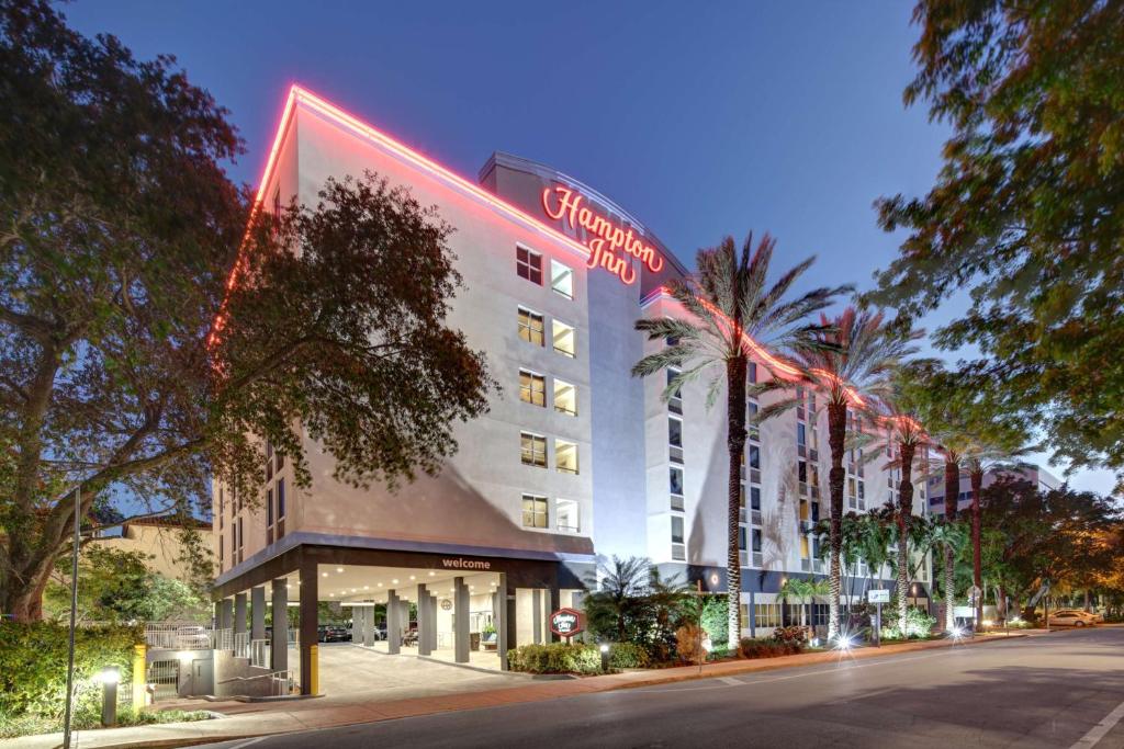 een hotel met een neonbord aan de zijkant bij Hampton Inn Miami-Coconut Grove/Coral Gables in Miami