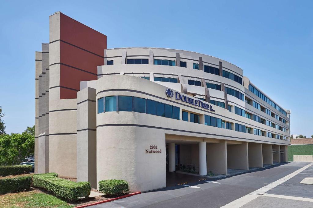 un edificio con un cartel en la parte delantera en Doubletree By Hilton Fullerton, en Fullerton