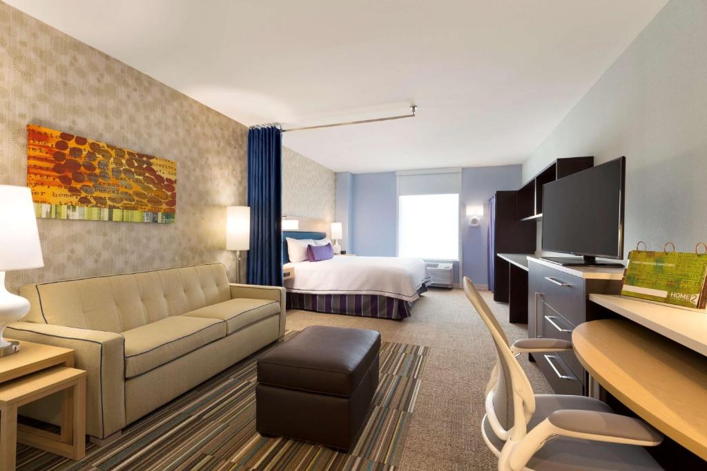 TV a/nebo společenská místnost v ubytování Home2 Suites By Hilton Hasbrouck Heights