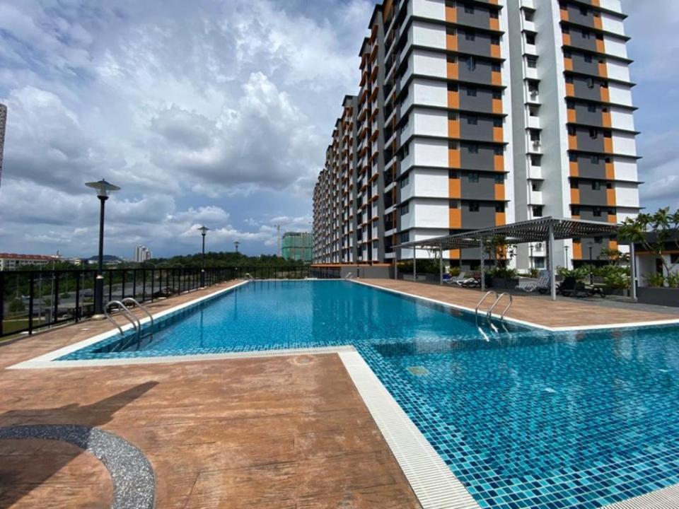 una gran piscina junto a un edificio alto en Homestay 3R2B Muci Residensi Zamrud, Kajang 2, Bandar Baru Bangi - non smoking homestay en Kajang