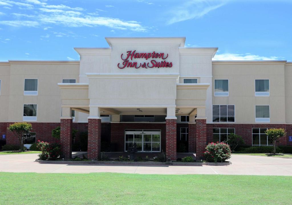 Un hotel con un cartel en la entrada. en Hampton Inn and Suites Stephenville, en Stephenville
