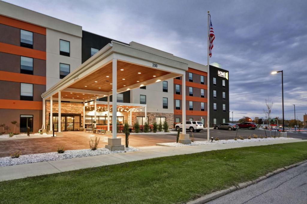 ein großes Gebäude mit einer Flagge davor in der Unterkunft Home2 Suites By Hilton Carbondale in Carbondale