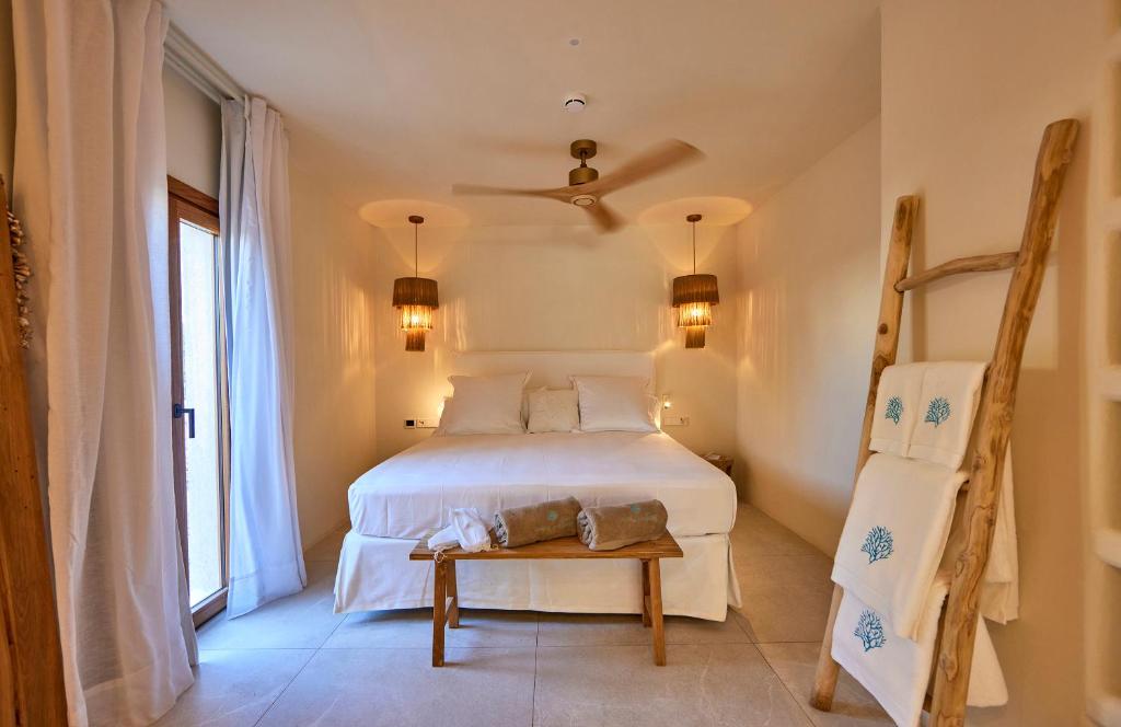 Postel nebo postele na pokoji v ubytování Mar Suites Formentera by Universal Beach Hotels