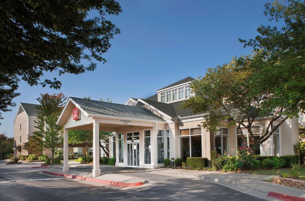 Un grand bâtiment blanc avec de nombreuses fenêtres dans l'établissement Hilton Garden Inn Bentonville Rogers, à Bentonville