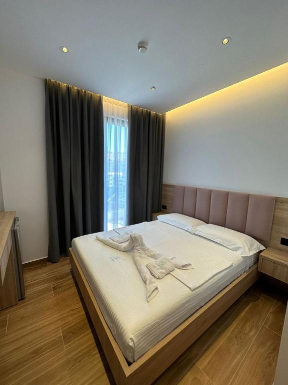 Postel nebo postele na pokoji v ubytování GL Hotel Ksamil