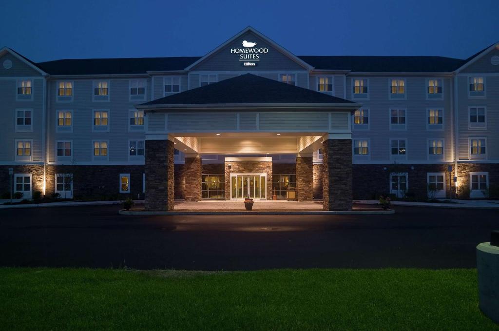 una representación de la parte delantera de un hotel por la noche en Homewood Suites by Hilton Portland, en Scarborough