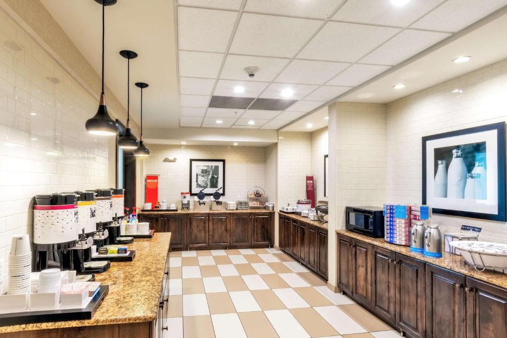 Kuchyň nebo kuchyňský kout v ubytování Hampton Inn Laramie