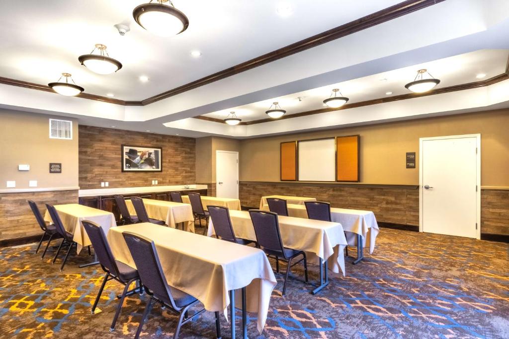 TV a/nebo společenská místnost v ubytování Hampton Inn Laramie