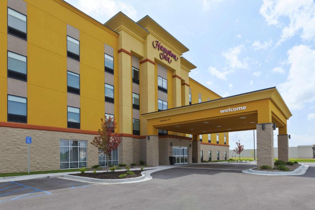 una rappresentazione della parte anteriore di un hotel di Hampton Inn Sedalia a Sedalia