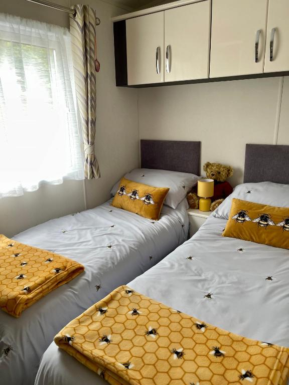 Postel nebo postele na pokoji v ubytování Honeycomb Lodge