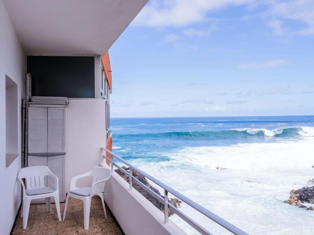 uma varanda com 2 cadeiras e vista para o oceano em Live Tenerife La Barranquera con vistas al mar em Valle de Guerra