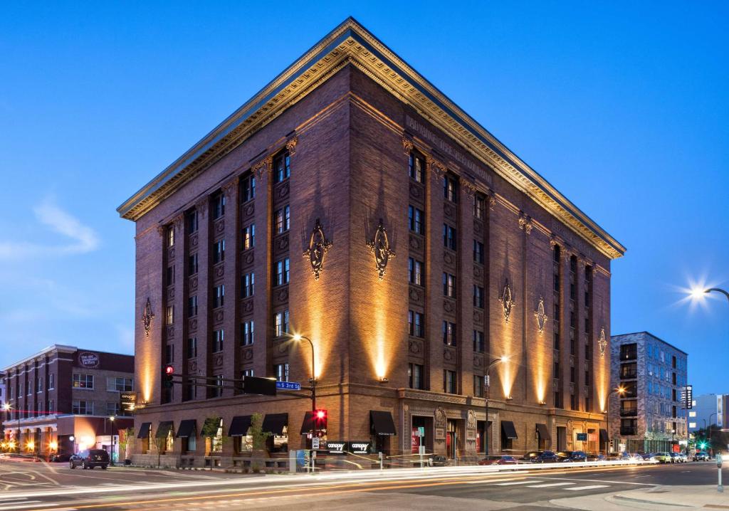 ミネアポリスにあるCanopy by Hilton Minneapolis Mill Districtのレンガ造りの大きな建物